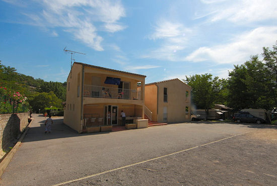 vue extérieur des gîtes, avec place